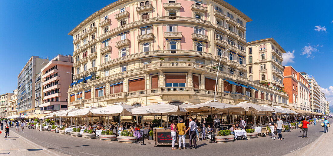 Blick auf pastellfarbene Architektur, Restaurants und Cafés an der Strandpromenade der Via Partenope, Neapel, Kampanien, Italien, Europa