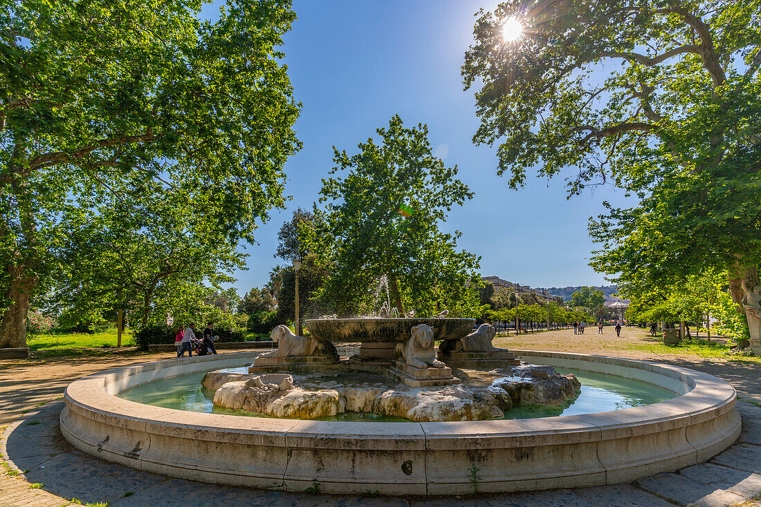 Blick auf die Fontana della Tazza di Porfido im Stadtgarten der Villa Comunale, Neapel, Kampanien, Italien, Europa