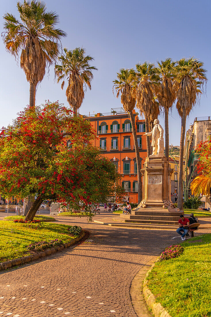 Blick auf die Statue von Nicola Amore und bunte Architektur auf der Piazza della Vittoria, Neapel, Kampanien, Italien, Europa