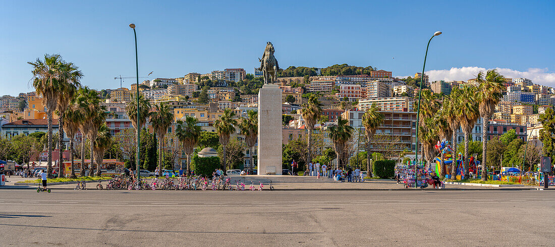 Blick auf die Armando Diaz-Statue in der Rotonda Diaz, Neapel, Kampanien, Italien, Europa