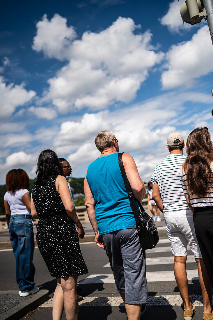 Fußgänger, die die Straße überqueren, Blick von hinten, Prag, Tschechische Republik