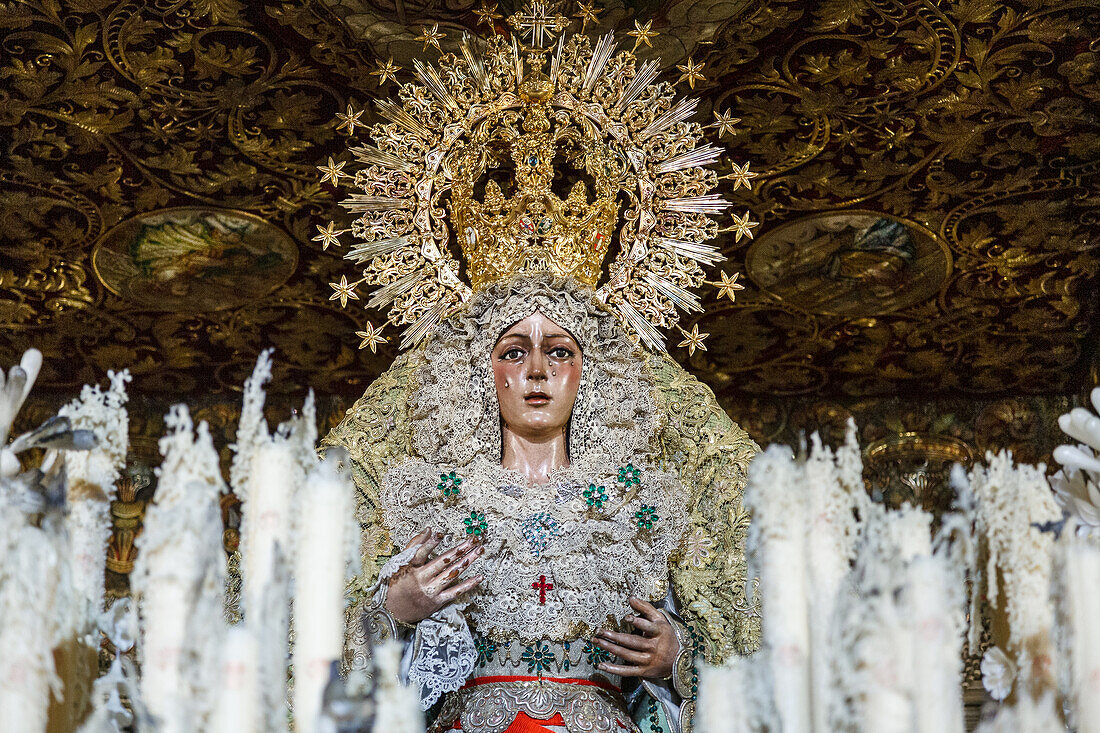 Die mit Kerzen geschmückte Jungfrau der Hoffnung Macarena nach der Karfreitagsprozession während der Semana Santa in Sevilla, Spanien.