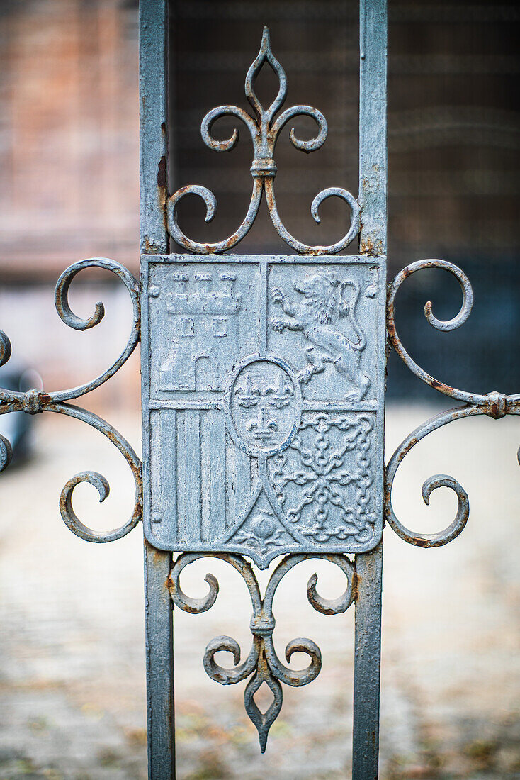 Detailaufnahme des spanischen Wappens am historischen Tor der Real Fabrica de Artilleria in Sevilla, Spanien. Repräsentiert das Erbe und die Geschichte.