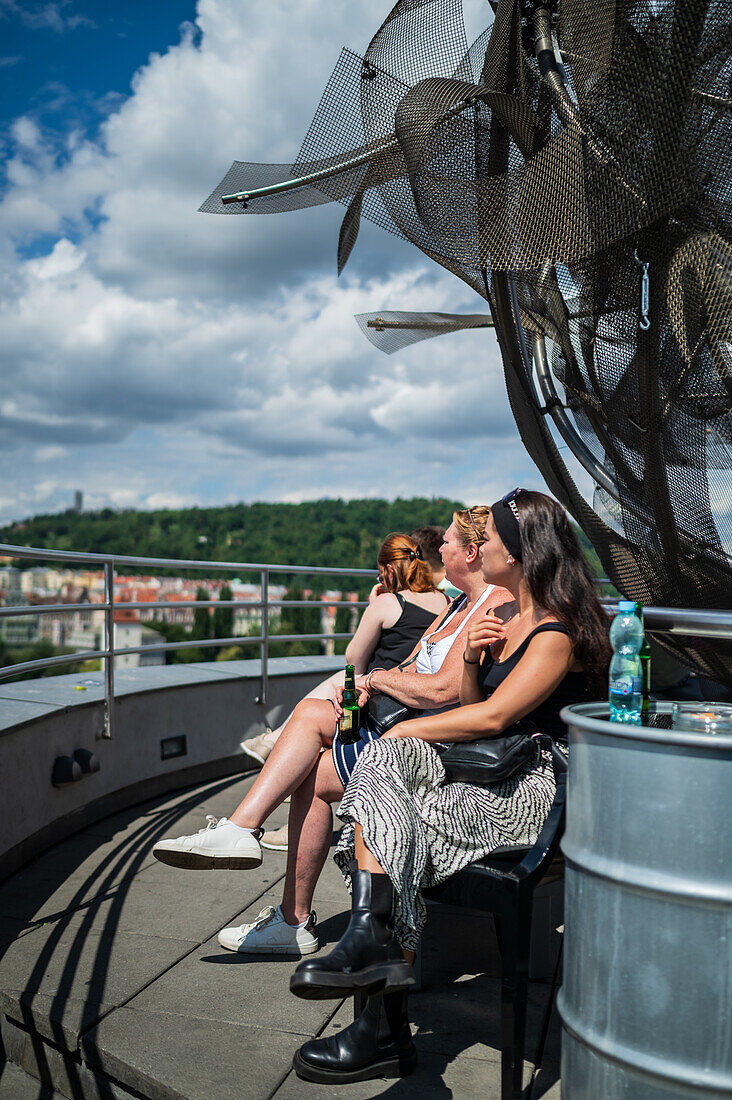 Rooftop-Bar mit Aussicht im Tanzenden Haus oder Ginger and Fred (Tancící dum) ist der Spitzname des Nationale-Nederlanden-Gebäudes auf dem Rašínovo nábreží in Prag, Tschechische Republik.