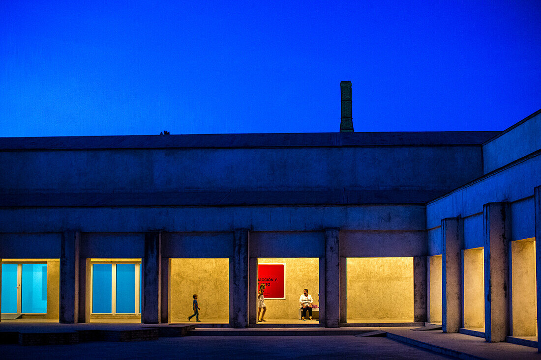 Eine friedliche Nachtszene im Patio del Centro de Arte Contemporáneo de Andalucía, Monasterio de la Cartuja in Sevilla, Spanien.