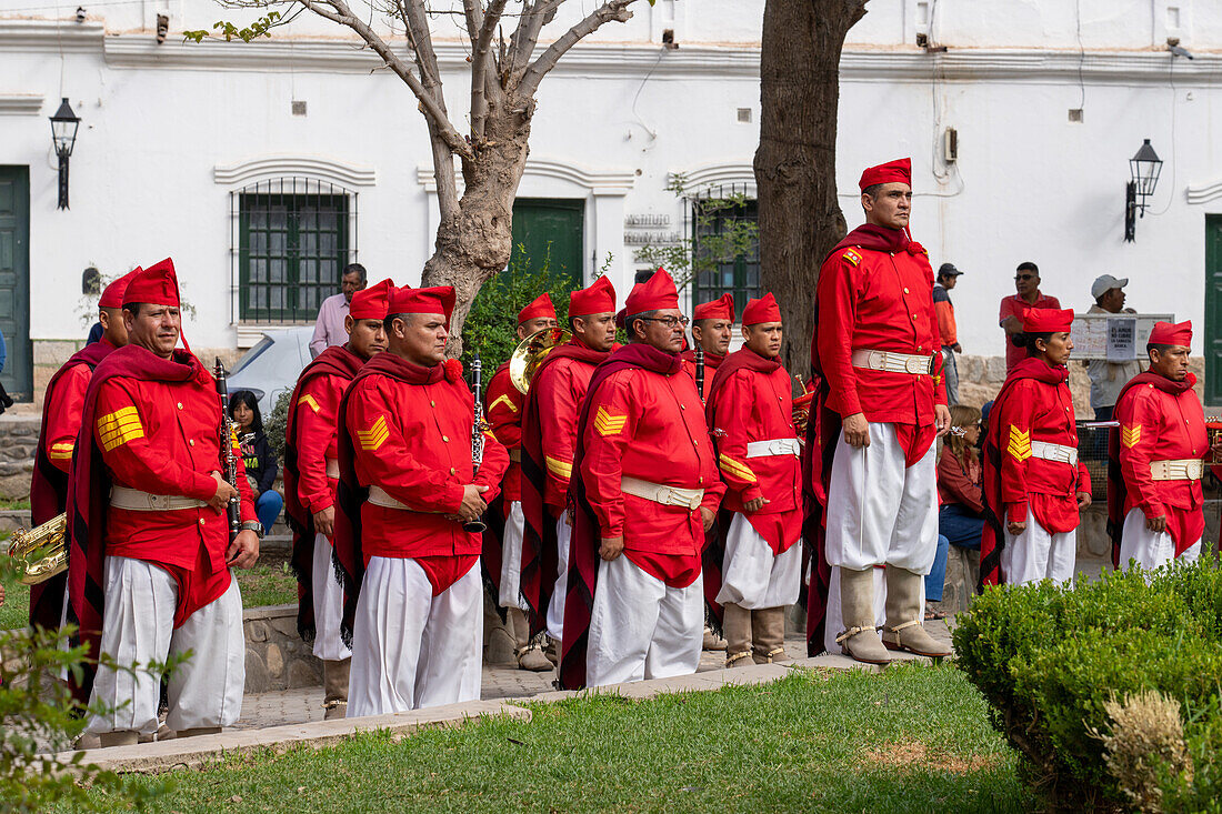 Die Band der Infernales de Guemes, 5. Gebirgsjägerregiment, spielt bei einem Fest in Cachi, Argentinien. Die Uniformen sind denen nachempfunden, die die ursprüngliche Gaucho-Miliz von General Guemes im Jahr 1815 trug.