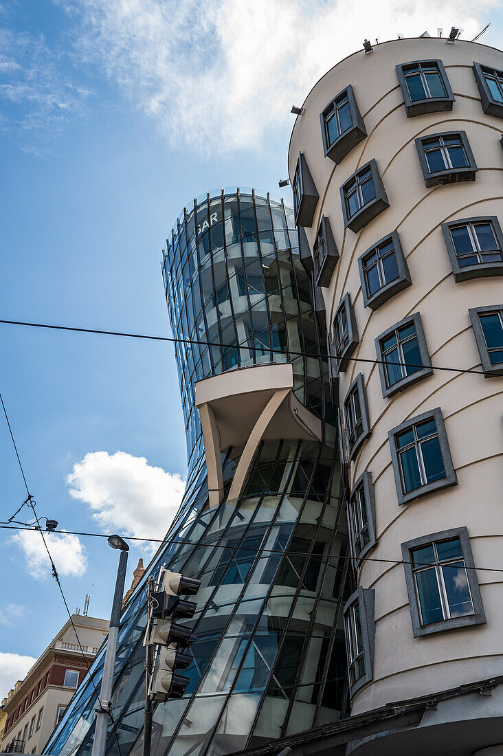 Das Tanzende Haus oder Ginger und Fred (Tancící dum) ist der Spitzname für das Gebäude der Nationale-Nederlanden auf dem Rašínovo nábreží in Prag, Tschechische Republik.