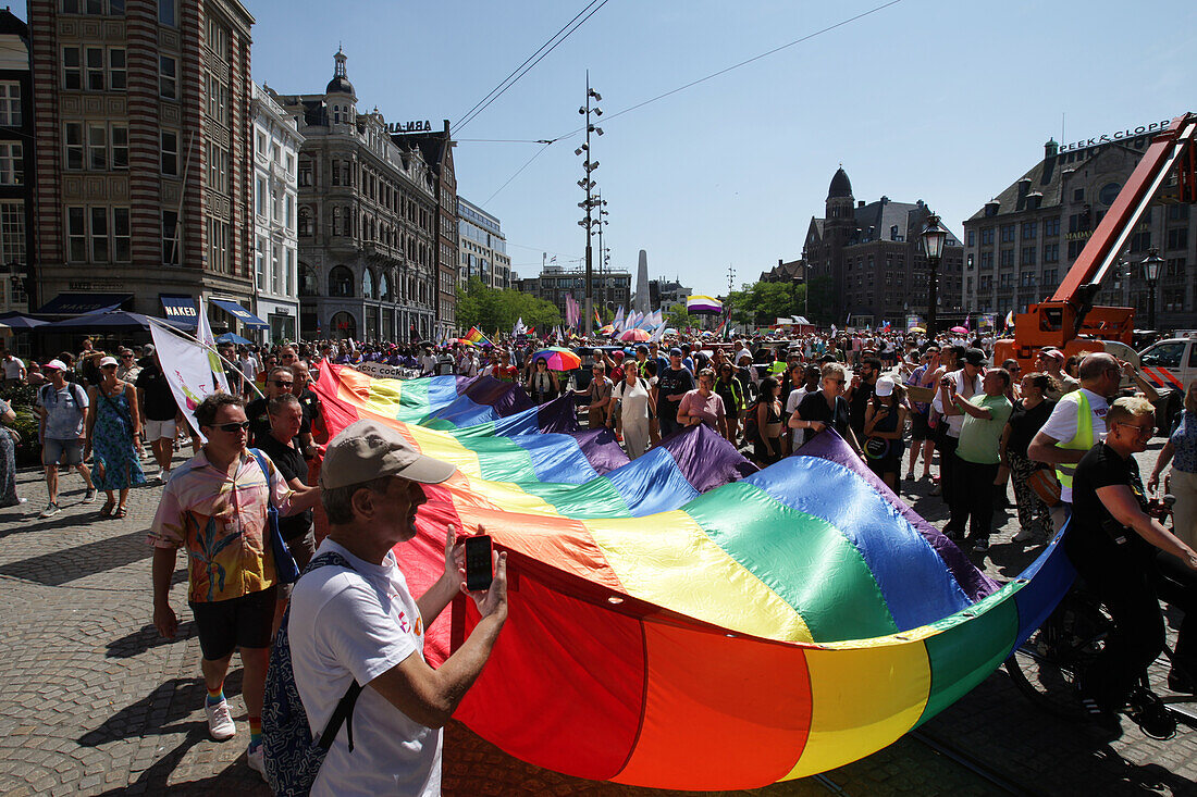 LGBTQ+ Aktivisten und Unterstützer nehmen am 20. Juli 2024 am Pride Walk in Amsterdam, Niederlande, teil. Die LGBTQ+-Gemeinschaft und ihre Unterstützer protestieren, um auf die Tatsache aufmerksam zu machen, dass LGBTQ+-Menschen weltweit diskriminiert und manchmal sogar verhaftet und strafrechtlich verfolgt werden. Weil sie so sind, wie sie sind.