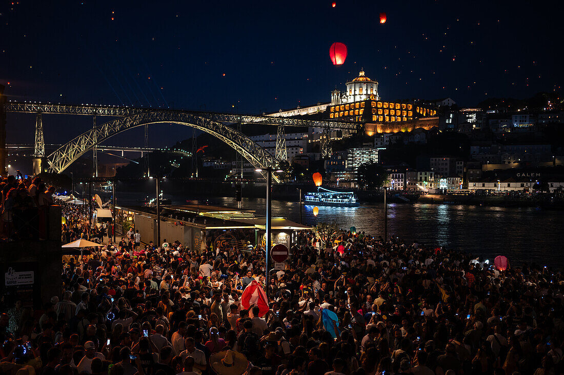 Heißluftballons starten über der Brücke Luis I und dem Fluss Douro während des Johannisfestes (Festa de Sao Joao do Porto) in der Nacht zum 23. Juni (Johannisnacht) in der Stadt Porto, Portugal