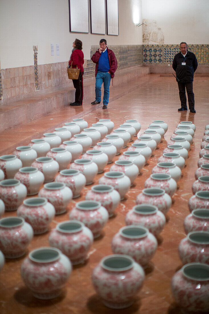 Ai Weiweis Installation "Ghost Gu Coming Down the Mountain" im Centro de Arte Contemporáneo de Andalucía, Monasterio de la Cartuja, Sevilla, 2013.