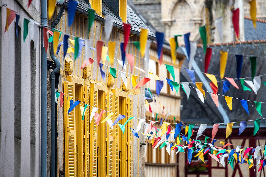 Festlicher und farbenfroher Straßenschmuck mit Fahnen in den historischen Straßen von Vannes, Bretagne, Frankreich.