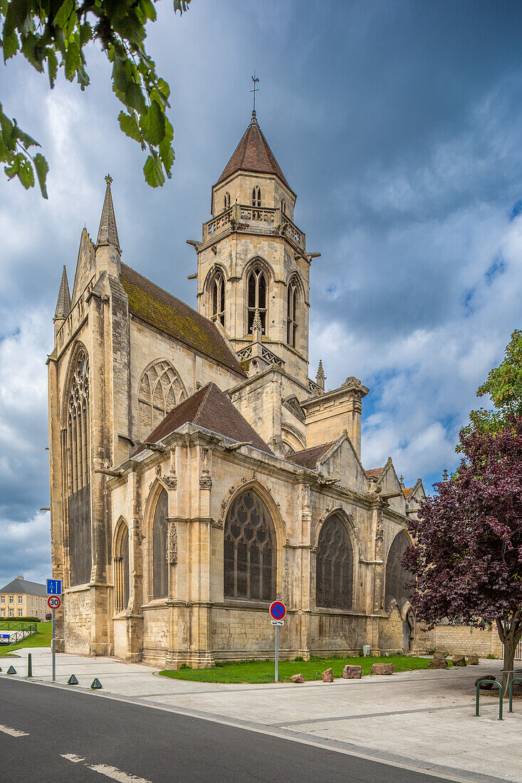 Historische Kirche Saint-Etienne-le-Vieux in Caen, Normandie, Frankreich. Sie zeigt gotische Architektur in einer ruhigen Stadtkulisse.