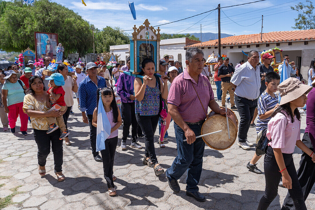 Gemeindemitglieder tragen religiöse Statuen und Ikonen bei der Prozession am Tag des Heiligen Josef in Cachi, Argentinien.