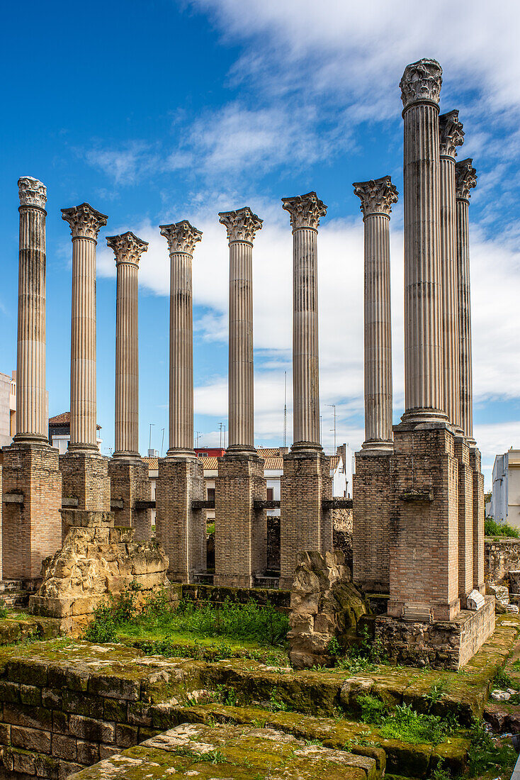 Ein schöner Blick auf antike römische Tempelsäulen in Córdoba, Andalusien, Spanien, die historische Architektur und das Kulturerbe zeigen.