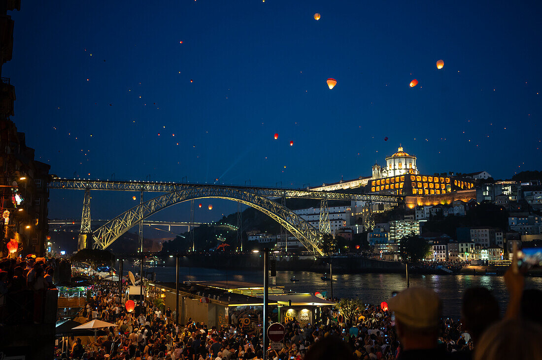 Heißluftballons starten über der Brücke Luis I und dem Fluss Douro während des Johannisfestes (Festa de Sao Joao do Porto) in der Nacht zum 23. Juni (Johannisnacht) in der Stadt Porto, Portugal