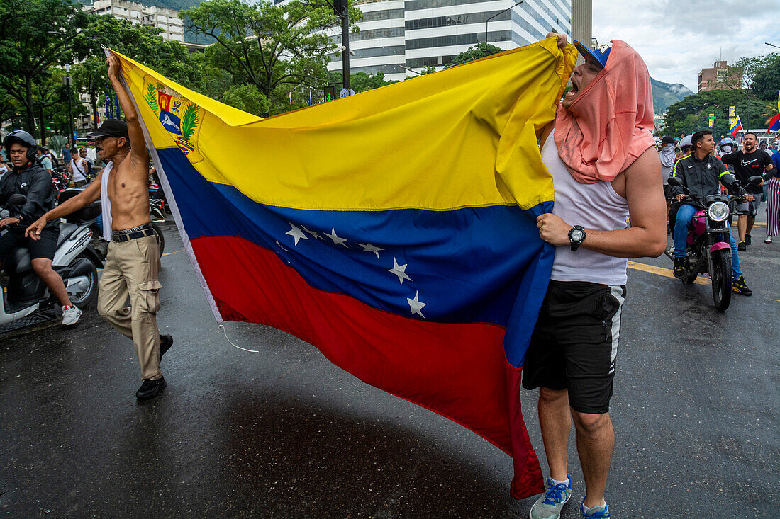 Protest der Bevölkerung Venezuelas gegen die gefälschten Präsidentschaftswahlen, aus denen Nicolas Maduro mit 51 % der Stimmen als Sieger hervorging.