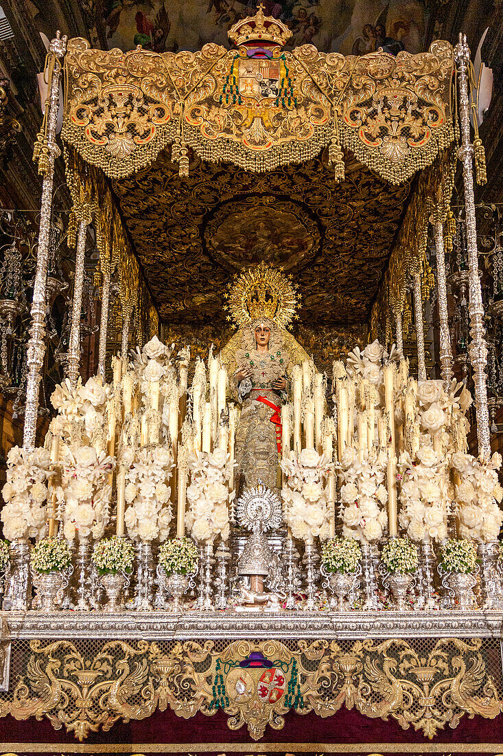 Nahaufnahme von La Virgen de la Esperanza Macarena mit Kerzen nach der Karfreitagsprozession während der Semana Santa in Sevilla, Spanien.