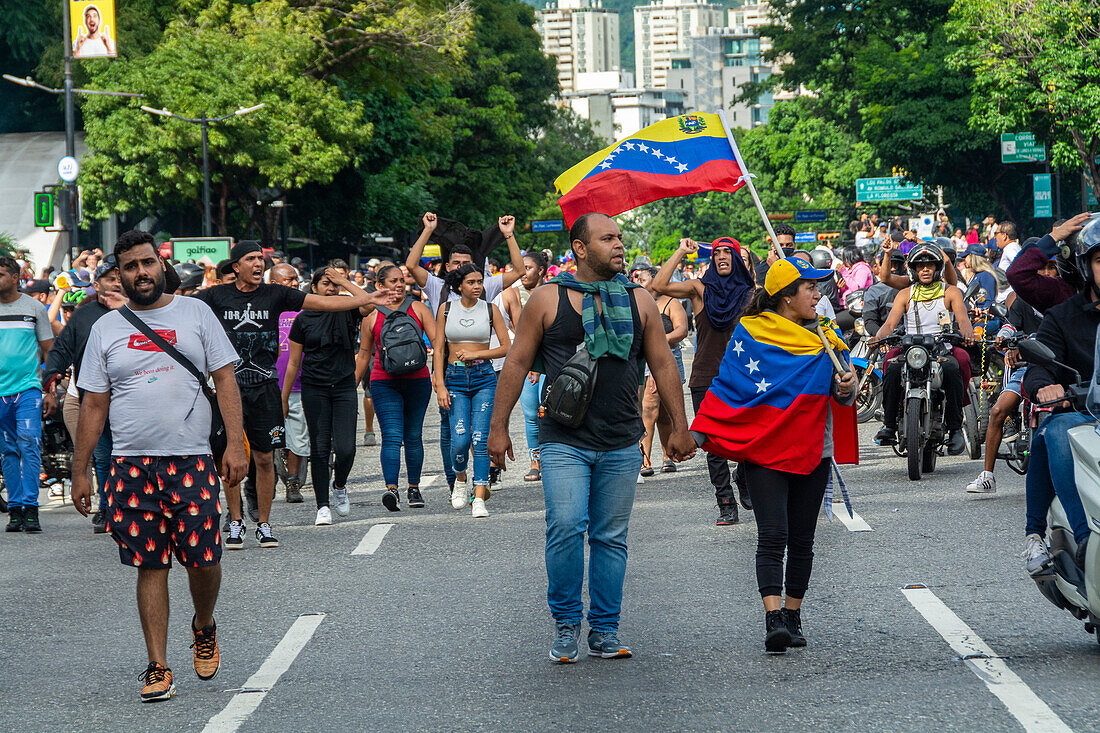 Protest der Bevölkerung Venezuelas gegen die gefälschten Präsidentschaftswahlen, aus denen Nicolas Maduro mit 51 % der Stimmen als Sieger hervorging.