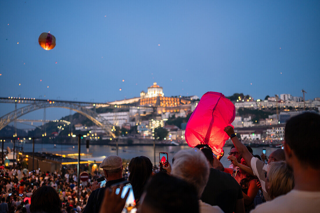 Heißluftballons starten über der Brücke Luis I und dem Fluss Douro während des Johannisfestes (Festa de Sao Joao do Porto) in der Nacht zum 23. Juni (Johannisnacht) in der Stadt Porto, Portugal