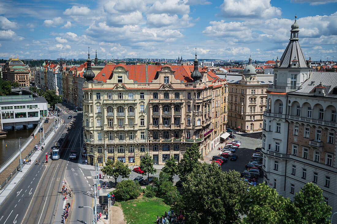 Blick auf die Stadt von der Dachbar des Dancing House oder Ginger and Fred (Tancící dum), dem Spitznamen für das Gebäude der Nationale-Nederlanden auf dem Rašínovo nábreží in Prag, Tschechische Republik