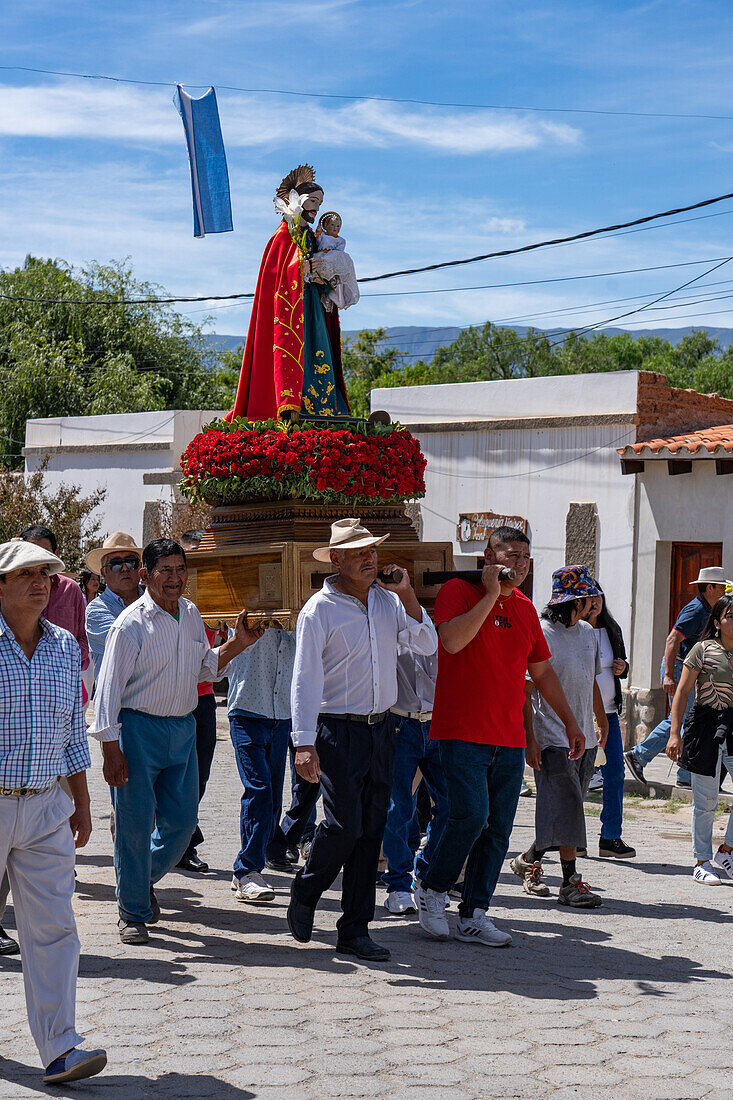 Gemeindemitglieder tragen religiöse Statuen und Ikonen bei der Prozession am Tag des Heiligen Josef in Cachi, Argentinien.