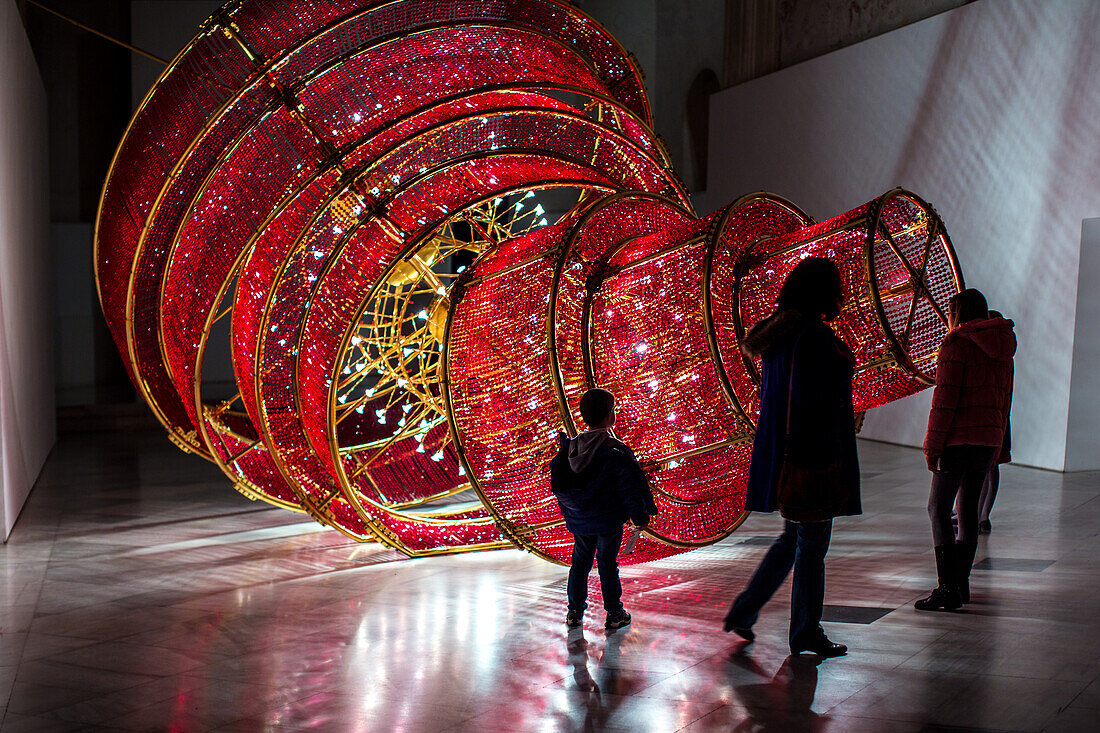 Descending Light (2007), Kunstinstallation von Ai Weiwei im Centro de Arte Contemporáneo de Andalucía, mit einem Kind, das die Ausstellung im Monasterio de la Cartuja, Sevilla, beobachtet.