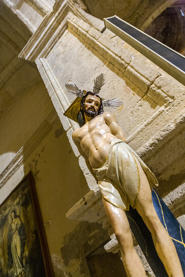 Nahaufnahme einer Jesus-Statue in der Iglesia de Santo Domingo, einer historischen Kirche aus dem 16. Jahrhundert in Sanlucar de Barrameda, Andalusien, Spanien.