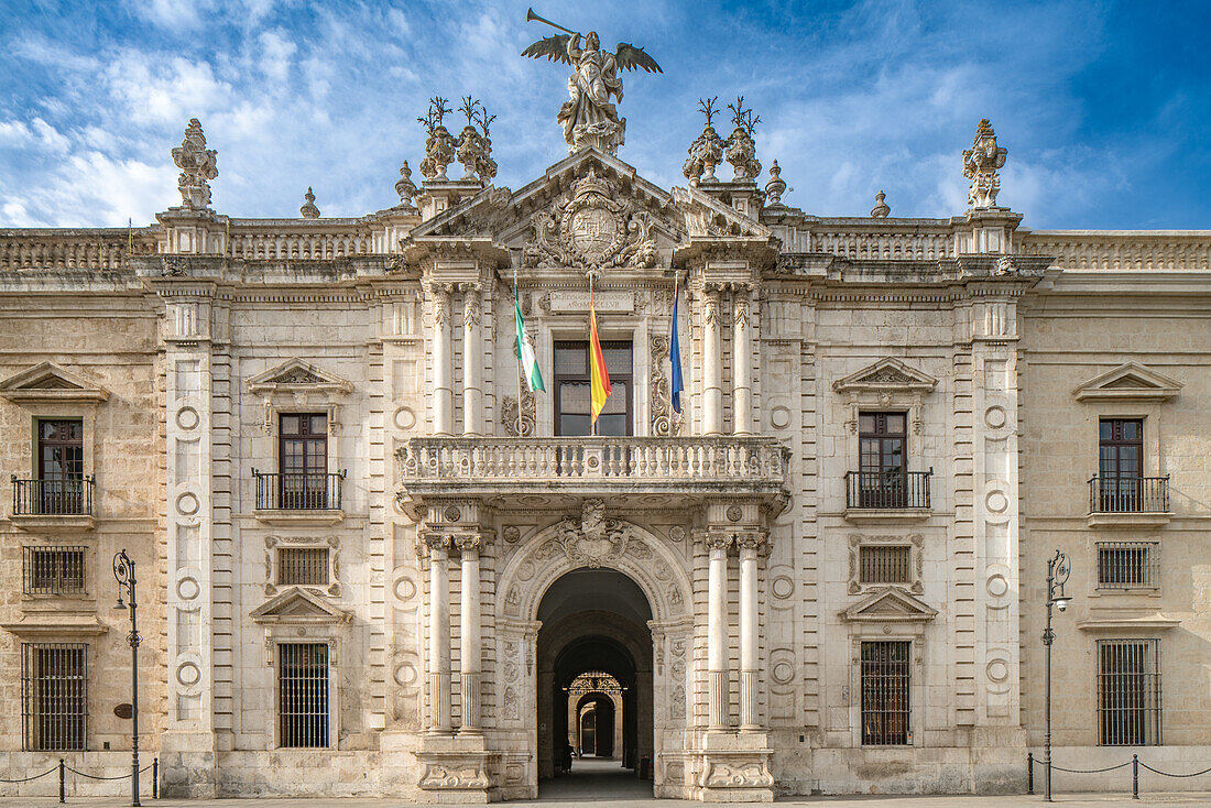 Hauptfassade der Königlichen Tabakfabrik, einem Gebäude aus dem 18. Jahrhundert, in dem heute die Universität von Sevilla, Spanien, untergebracht ist.