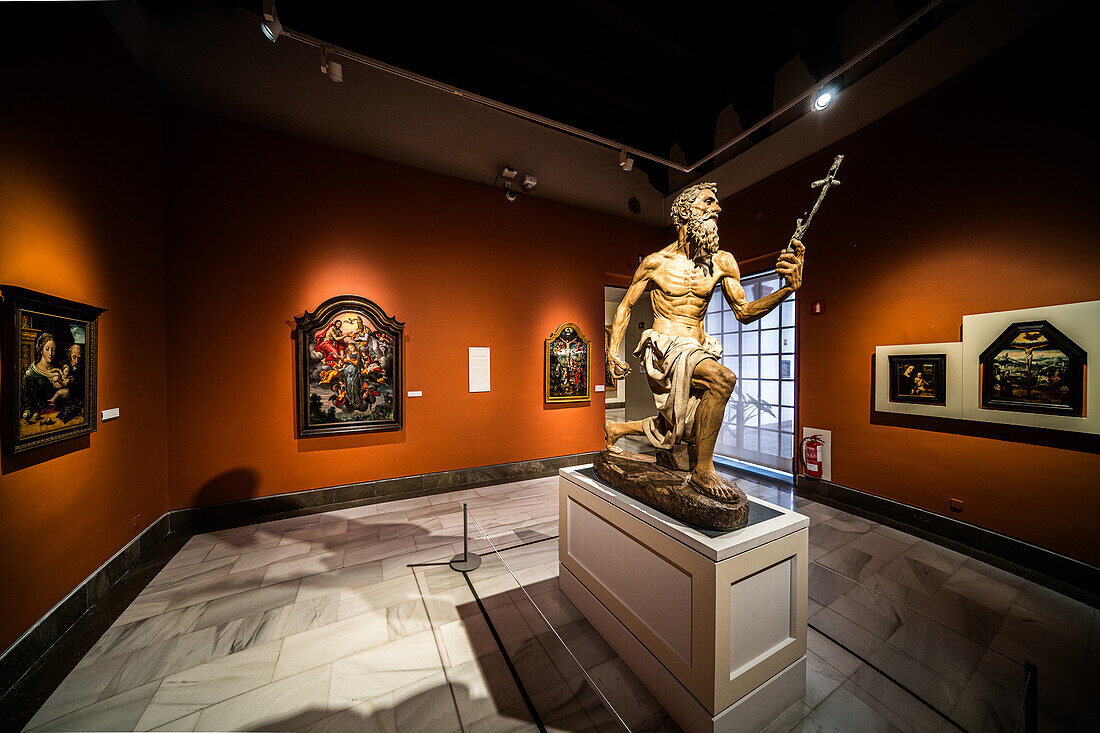 Innenraum des Museo de Bellas Artes de Sevilla mit der Skulptur San Jerónimo Penitente von Pietro Torrigiano aus dem 16. Jahrhundert.