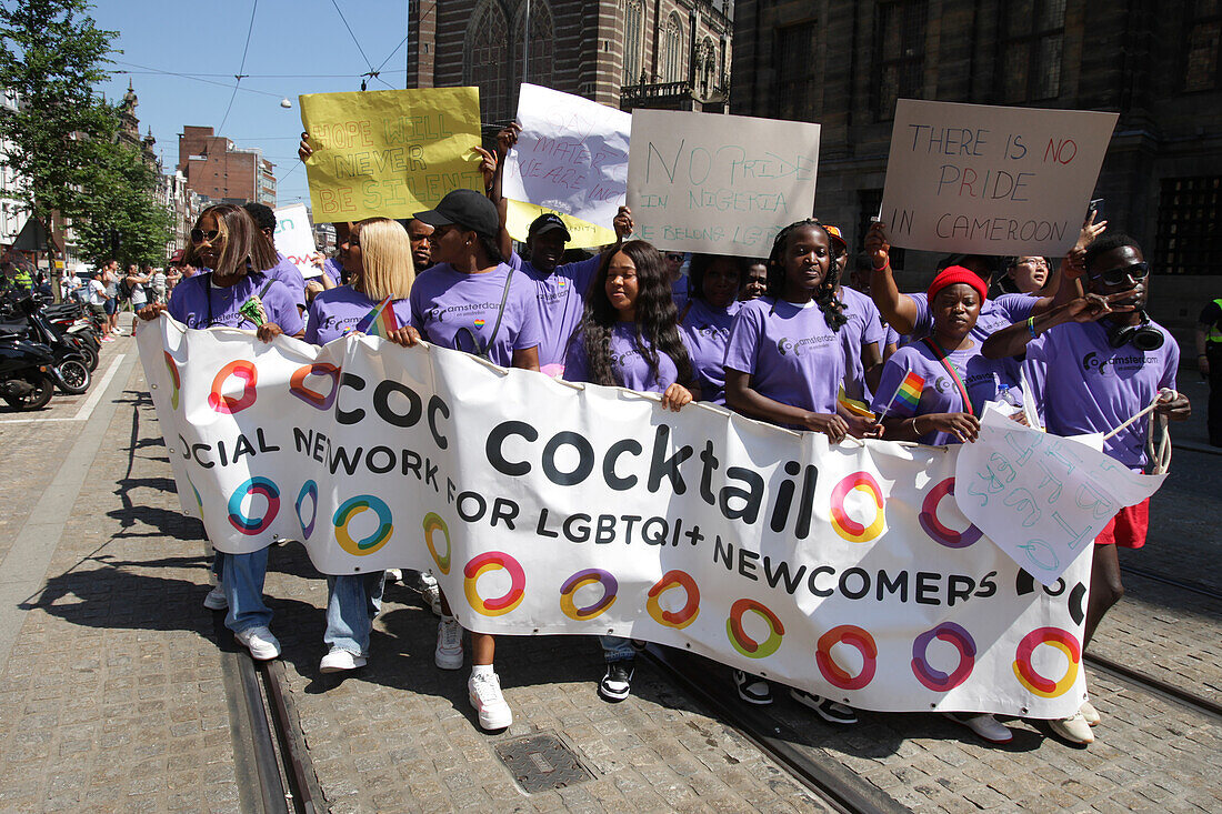 LGBTQ+-Aktivisten und Unterstützer nehmen am 20. Juli 2024 in Amsterdam, Niederlande, am Pride Walk teil. Die LGBTQ+-Gemeinschaft und ihre Unterstützer protestieren, um auf die Tatsache aufmerksam zu machen, dass LGBTQ+-Menschen weltweit diskriminiert und manchmal sogar verhaftet und strafrechtlich verfolgt werden. Weil sie so sind, wie sie sind.