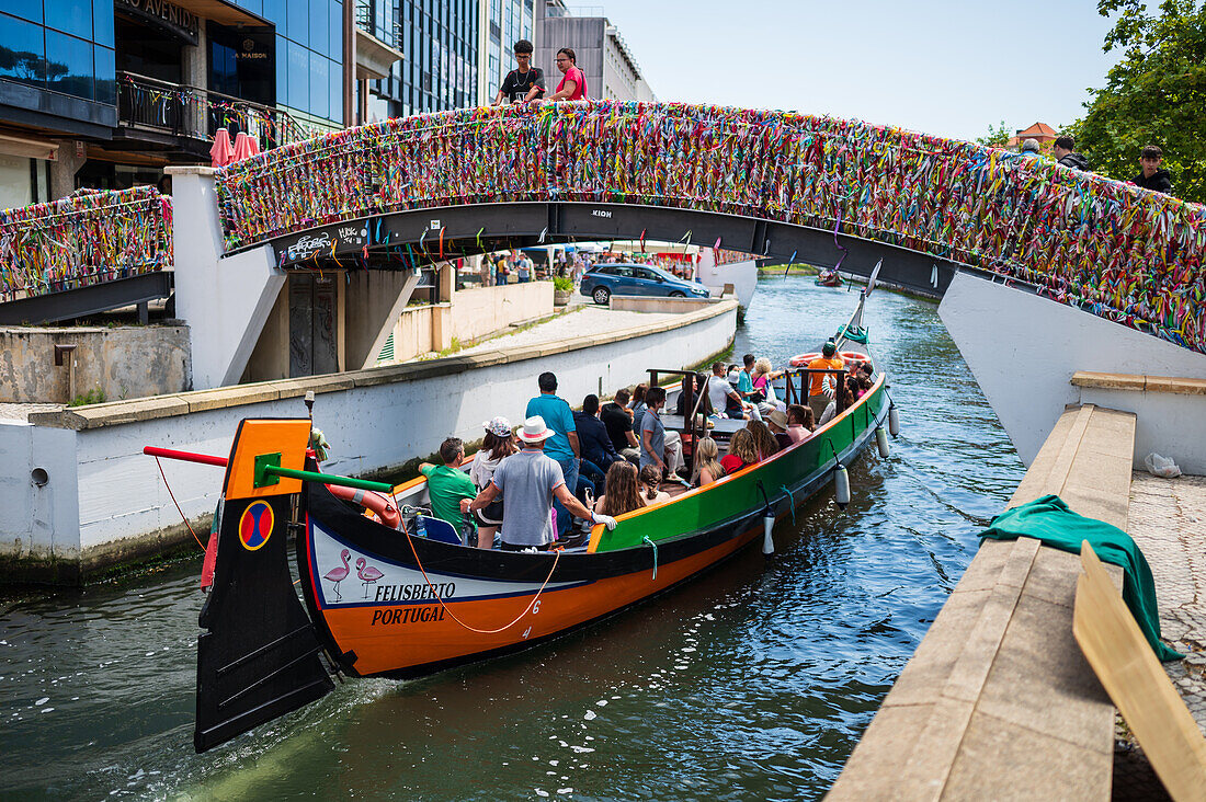 Bootsfahrt durch Kanäle in einem farbenfrohen, traditionellen Moliceiro-Boot, Aveiro, Portugal