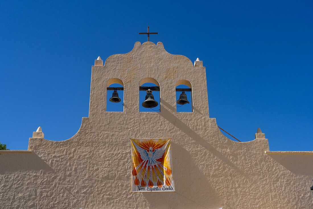 Der Glockenturm der Kirche San Jose de Cachi, eine Kolonialkirche aus dem 18. Jahrhundert in Cachi, Argentinien.