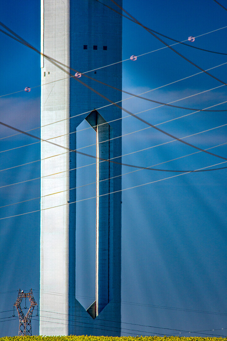 Blick auf einen solarthermischen Turm in Sanlúcar la Mayor, Sevilla, Andalusien, Spanien, der erneuerbare Energie einfängt.