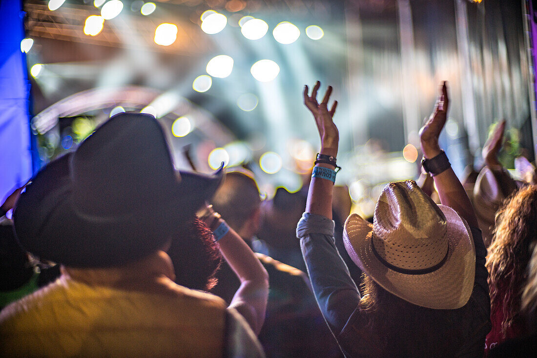 Eine fröhliche Menschenmenge genießt Live-Musik beim Huercasa Country Festival in Riaza, Segovia, Spanien, 2017.