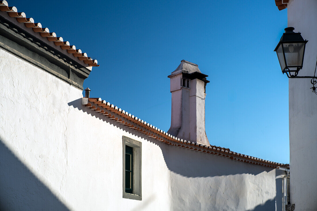 Gelassener Blick auf traditionelle weiß getünchte Häuser und Ziegeldächer in Fuenteheridos, Provinz Huelva, Andalusien, Spanien, an einem sonnigen Tag.