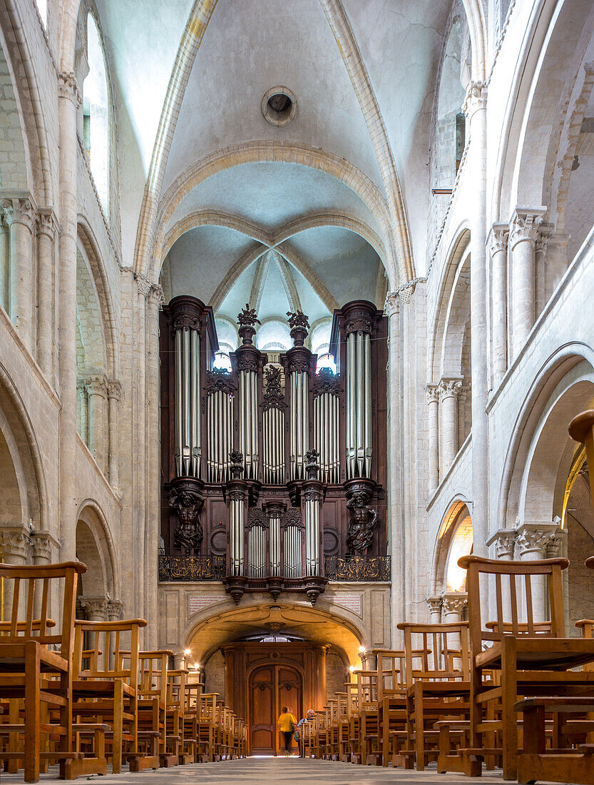 Dieses Bild zeigt das prächtige Innere der Männerabtei, Kirche Saint Etienne, in Caen, Normandie, Frankreich.