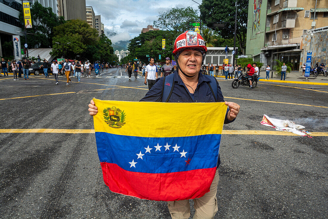 Protest der Bevölkerung Venezuelas gegen die gefälschten Präsidentschaftswahlen, aus denen Nicolas Maduro mit 51 % der Stimmen als Sieger hervorging.