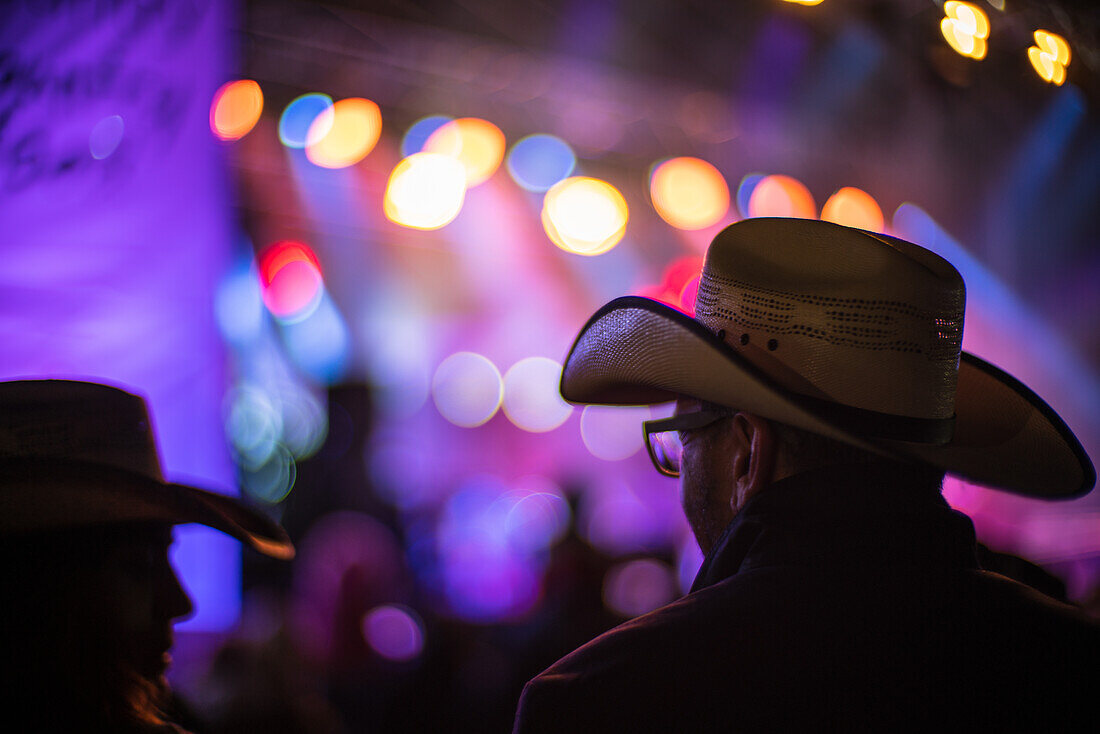 Besucher genießen Live-Musik auf dem Huercasa Country Festival 2017 in Riaza, Segovia, Spanien. Ein lebhaftes Fest der Country-Musik und -Kultur.