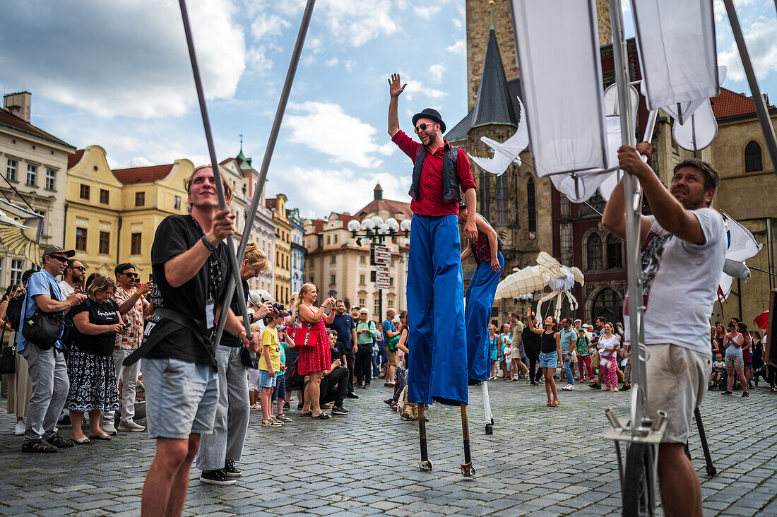 Puppenumzug vom Marienplatz zum Altstädter Ring während des Prager Straßentheaterfestivals Hinter der Tür, Prag, Tschechische Republik