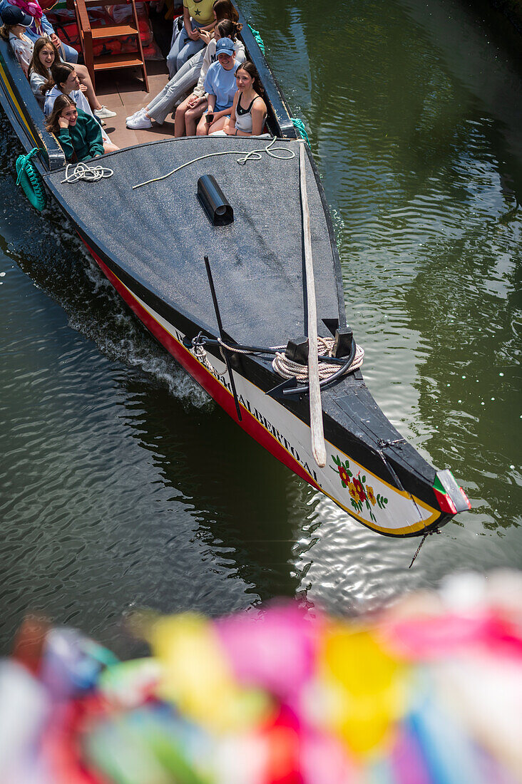 Bootsfahrt durch Kanäle in einem farbenfrohen und traditionellen Moliceiro-Boot, Aveiro, Portugal