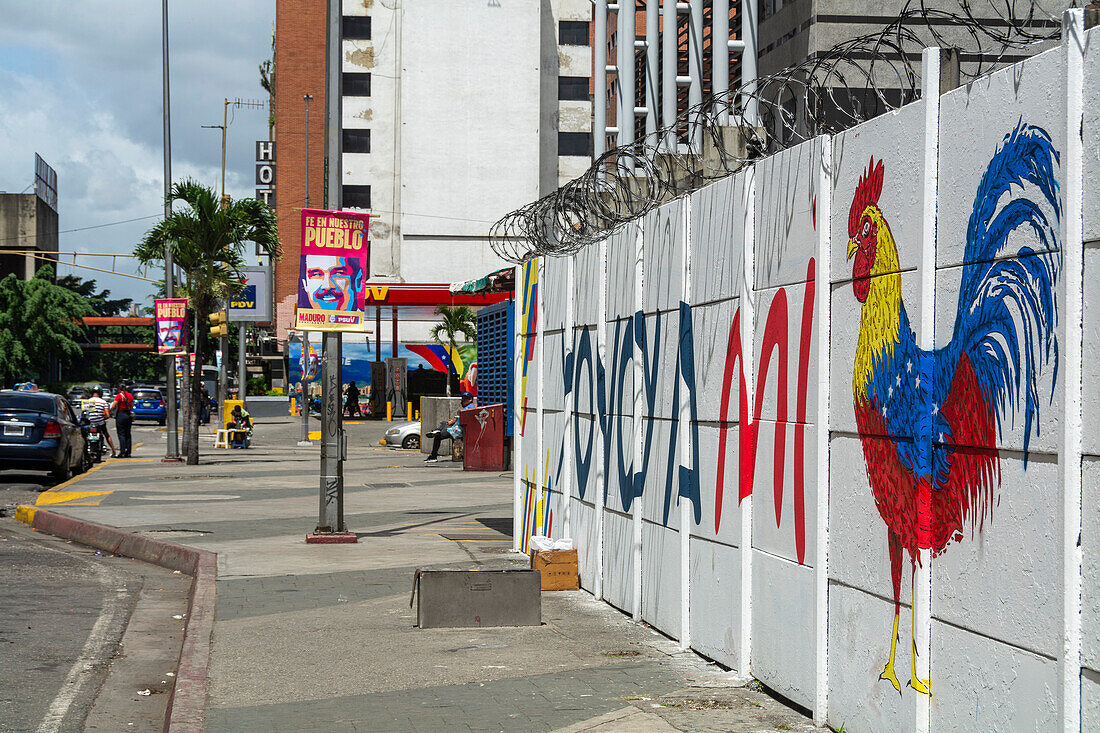 Plakatwände und Wandmalereien in den Straßen von Caracas, die für die Wahl von Präsident Nicolas Maduro in Venezuela werben