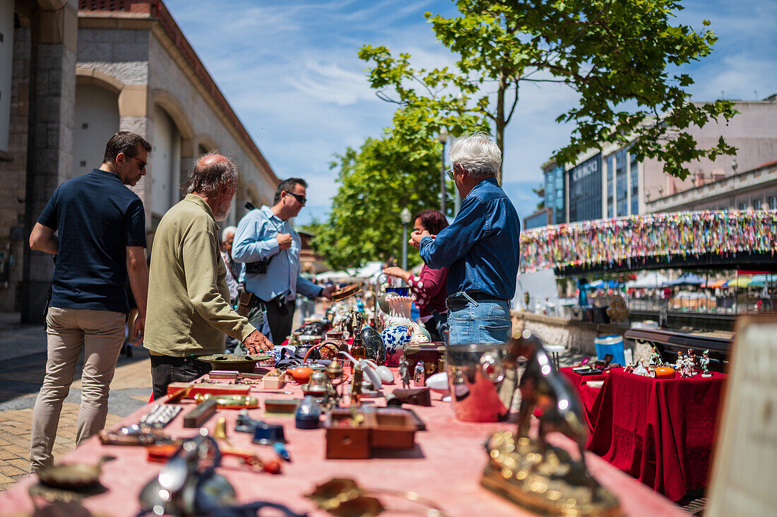 Straße und Flohmarkt in Aveiro, Portugal