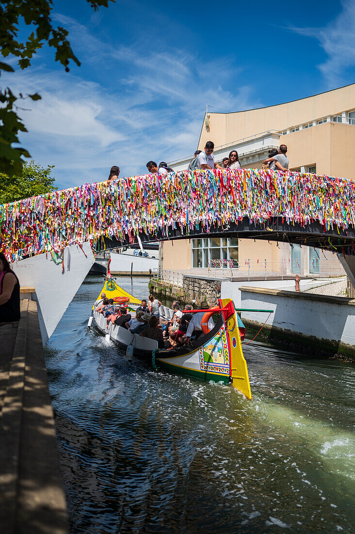 Bootsfahrt durch die Kanäle in einem farbenfrohen und traditionellen Moliceiro-Boot, Aveiro, Portugal