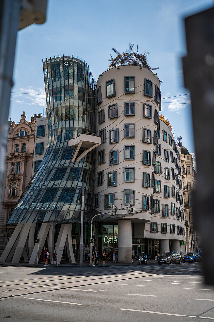 Das Tanzende Haus oder Ginger und Fred (Tancící dum) ist der Spitzname für das Gebäude der Nationale-Nederlanden auf dem Rašínovo nábreží in Prag, Tschechische Republik.