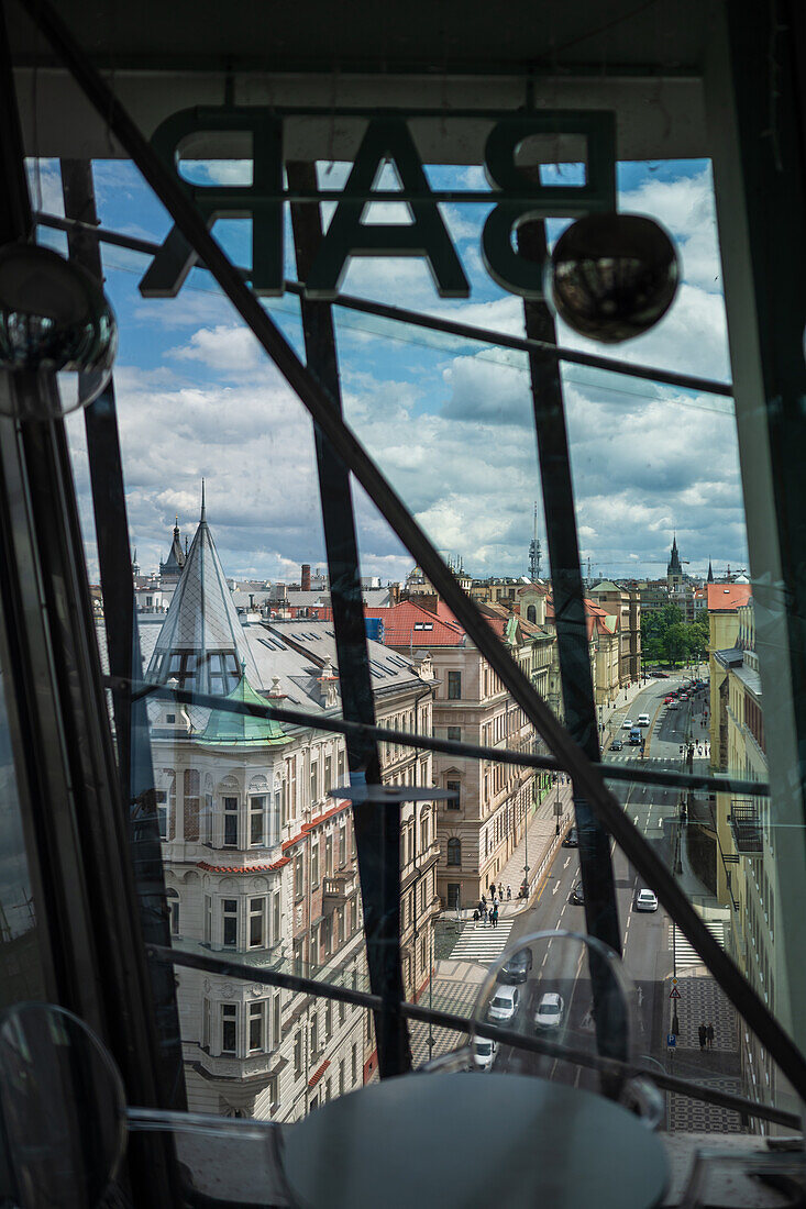 Rooftop-Bar mit Aussicht im The Dancing House oder Ginger and Fred (Tancící dum) ist der Spitzname für das Gebäude der Nationale-Nederlanden auf dem Rašínovo nábreží in Prag, Tschechische Republik.