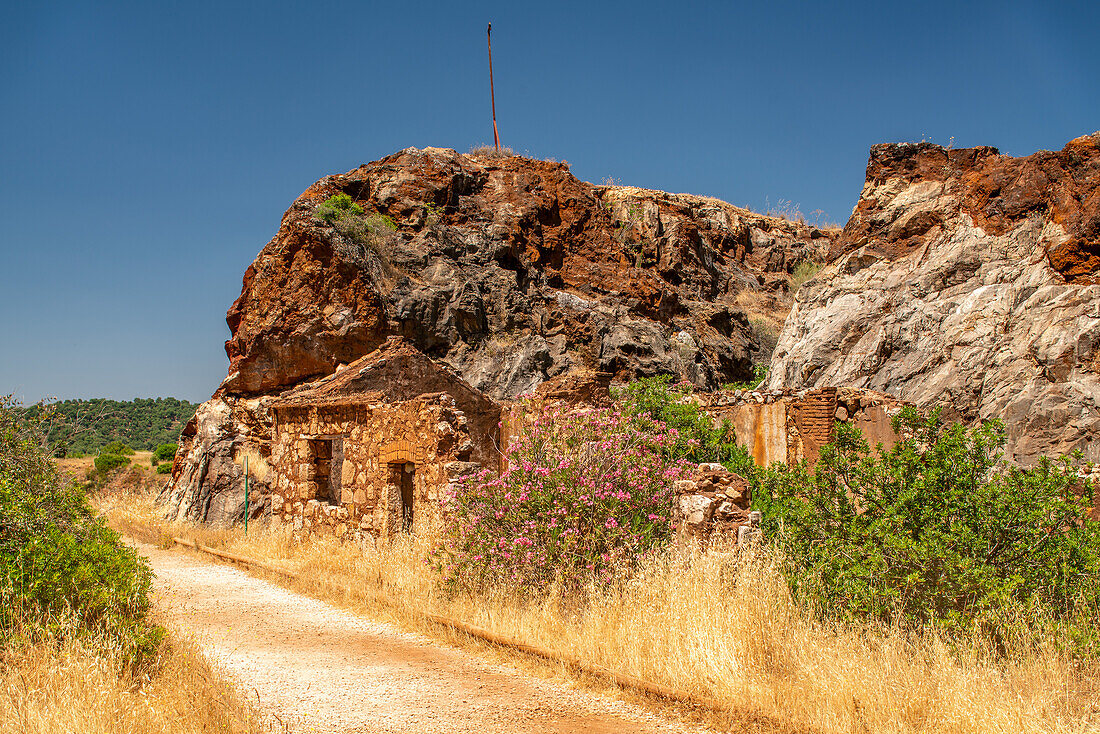 Verlassene Bergbauanlage am Cerro del Hierro im Naturpark Sierra Norte, Sevilla, Spanien. Durch den historischen Eisenbergbau veränderte Karstlandschaft.