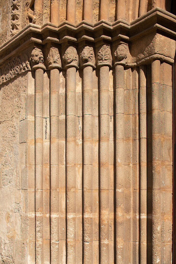 Nahaufnahme der architektonischen Details der Mudéjar-Gotik in der Kirche San Marcos, Sevilla, Spanien. Aufwendige Steinmetzarbeiten und historisches Design.