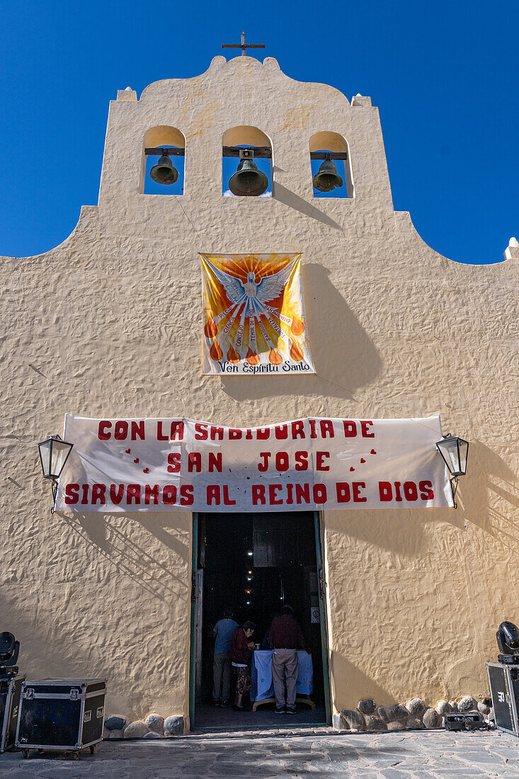 Die Fassade der Kirche San Jose de Cachi, einer Kolonialkirche aus dem 18. Jahrhundert in Cachi, Argentinien.