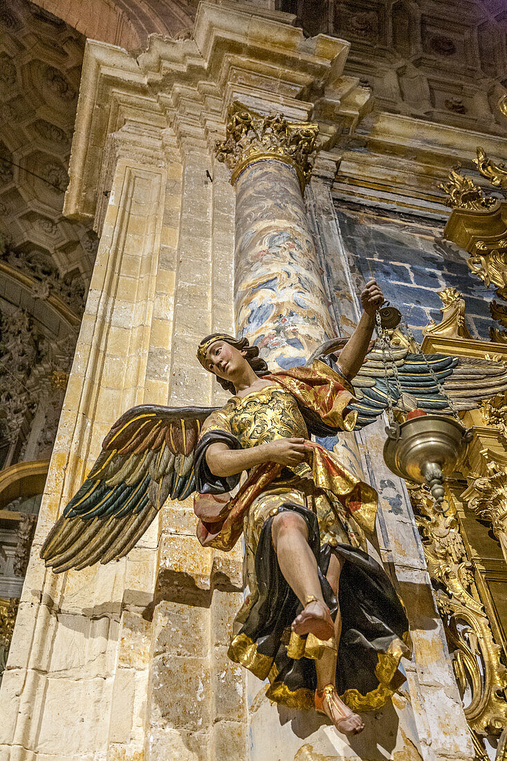 Nahaufnahme einer barocken Engelsstatue in der Iglesia de Santo Domingo in Sanlucar de Barrameda, Cadiz, Andalusien, Spanien.