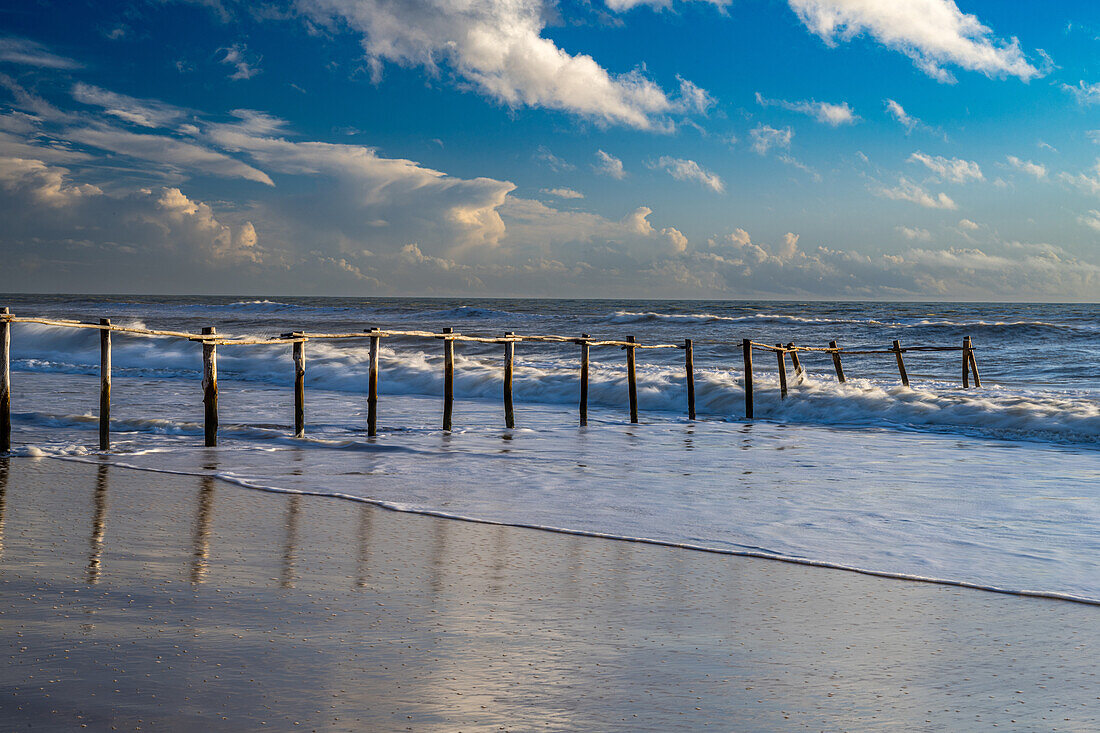 Holzzaun, der die Grenze des Nationalparks Donana am ruhigen Strand von Matalascanas, Almonte, Huelva, Andalusien, Spanien, markiert.